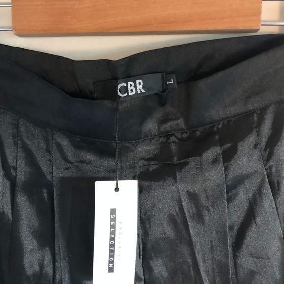 Wide leg satin pants. - Picture 3 of 14